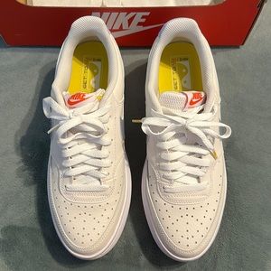 Like new women’s Nike platforms women’s size 11 white wonderful condition